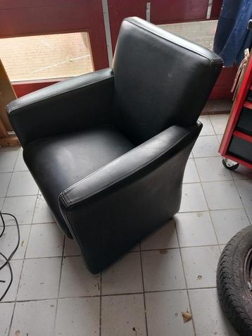 Lederen fauteuil beschikbaar voor biedingen