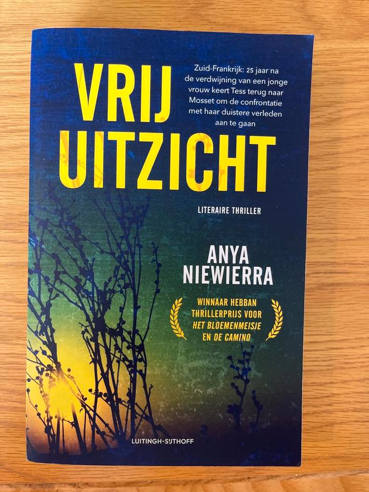 Vrij Uitzicht - Anya Niewierra, literaire thriller, Boeken, Thrillers, Zo goed als nieuw, Nederland, Ophalen of Verzenden