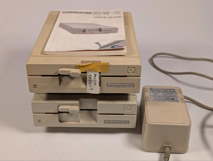 2 Commodore 1541-II disk drive - Voeding + User Guide, Computers en Software, Vintage Computers, Ophalen of Verzenden