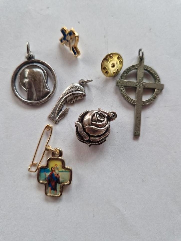 Diverse religieuze speldjes en hangers, Verzamelen, Religie, Ophalen of Verzenden