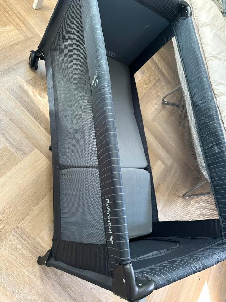 Logeerbedje / Campingbedje van Prénatal op wieltjes, Kinderen en Baby's, Kinderkamer | Bedden, Zo goed als nieuw, Minder dan 140 cm