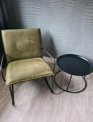 Fauteuil - stoel met tafel.   beschikbaar voor biedingen