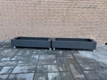 2 mooie grote aluminium bloembakken op wieltjes 170x50x40 beschikbaar voor biedingen