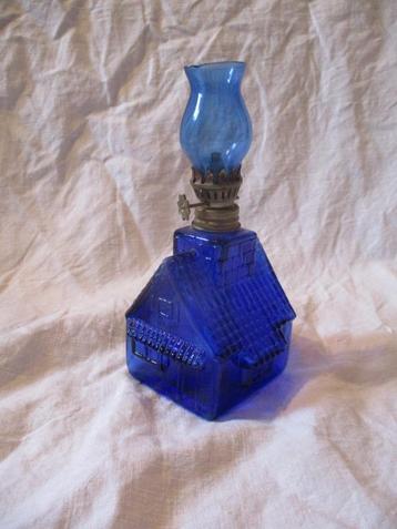 apart petroleumlampje, huisje, blauw glas
