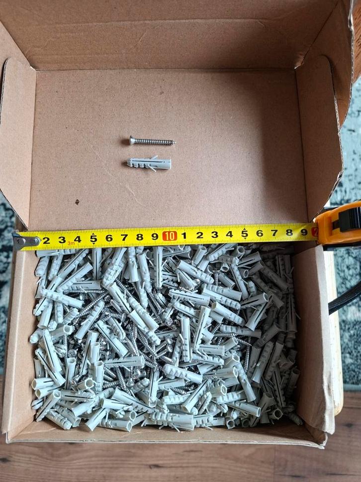 Doos Vol Schroeven en Pluggen - Zo Goed Als Nieuw, Doe-het-zelf en Verbouw, IJzerwaren en Bevestigingsmiddelen, Zo goed als nieuw