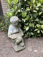 Betonnen tuinbeeld van een jongen met een boek, Ophalen, Gebruikt, Beton, Mensenbeeld
