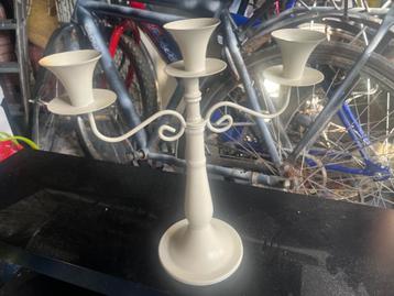 Witte kandelaar voor 3 kaarsen  beschikbaar voor biedingen