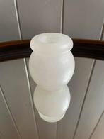 Vintage klein vaasje van wit albast, albasten vaasje Italië., Steen, Wit, Ophalen of Verzenden, Zo goed als nieuw