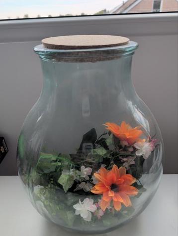 Glazen pot met bloemen beschikbaar voor biedingen