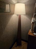 Twee lampen, zelfde stijl kolom roestig staal., Huis en Inrichting, Lampen | Vloerlampen, Ophalen, Gebruikt