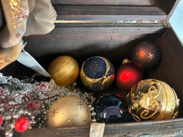 Heel leuk dekenkistje decoratief (kerstballen erin) enz beschikbaar voor biedingen