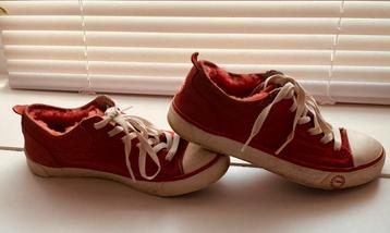 UGG gevoerde Sneakers Maat 37 beschikbaar voor biedingen