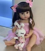 Realistische peuter pop levensecht Bebe pink (55cm), Verzamelen, Poppen, Ophalen of Verzenden, Nieuw, Pop, Levensecht of Reborn