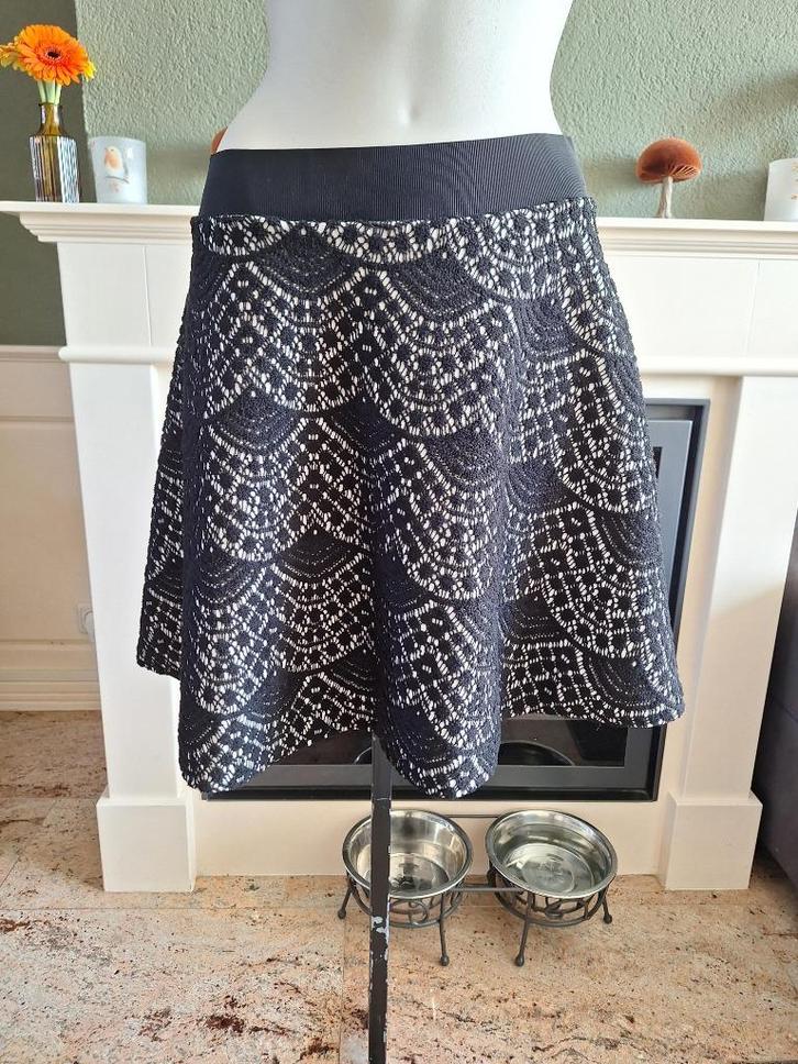 Rinascimento see through rok klokkend zwart wit L gratis ver, Kleding | Dames, Rokken, Zo goed als nieuw, Maat 42/44 (L), Zwart