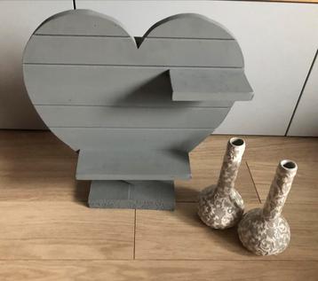2 vaasjes en leuk houten hart (grijs)