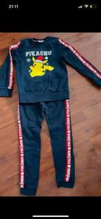 Joggingpak huispak Pokemon Pikachu kerstmuts mt140, Ophalen of Verzenden, Zo goed als nieuw, Jongen of Meisje