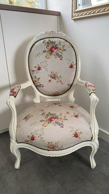 Mooie brocante fauteuil wit met bloemetjes beschikbaar voor biedingen