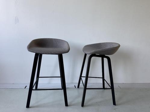 2x HAY barkrukken – modern design, antraciet stof, zwart ond, Huis en Inrichting, Barkrukken, Zo goed als nieuw, 30 tot 60 cm