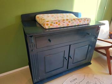 Commode en plank beschikbaar voor biedingen