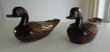 2 Vintage Houten Eenden met Versieringen beschikbaar voor biedingen
