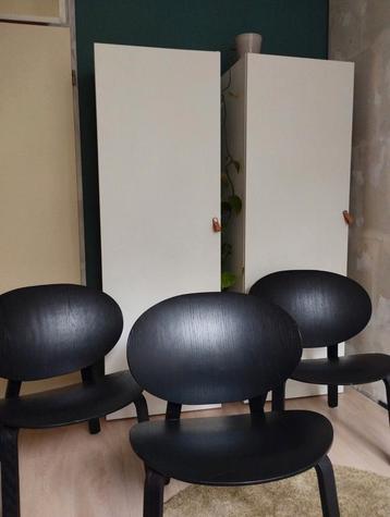 2 leuke zwarte fauteuils / moderne stoelen beschikbaar voor biedingen