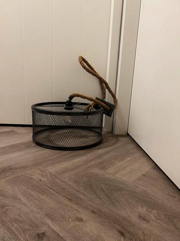 Industriële hanglamp met touw detail beschikbaar voor biedingen