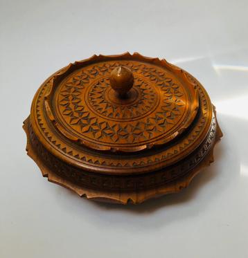 Mooi bewerkt houten schaaltje met deksel beschikbaar voor biedingen