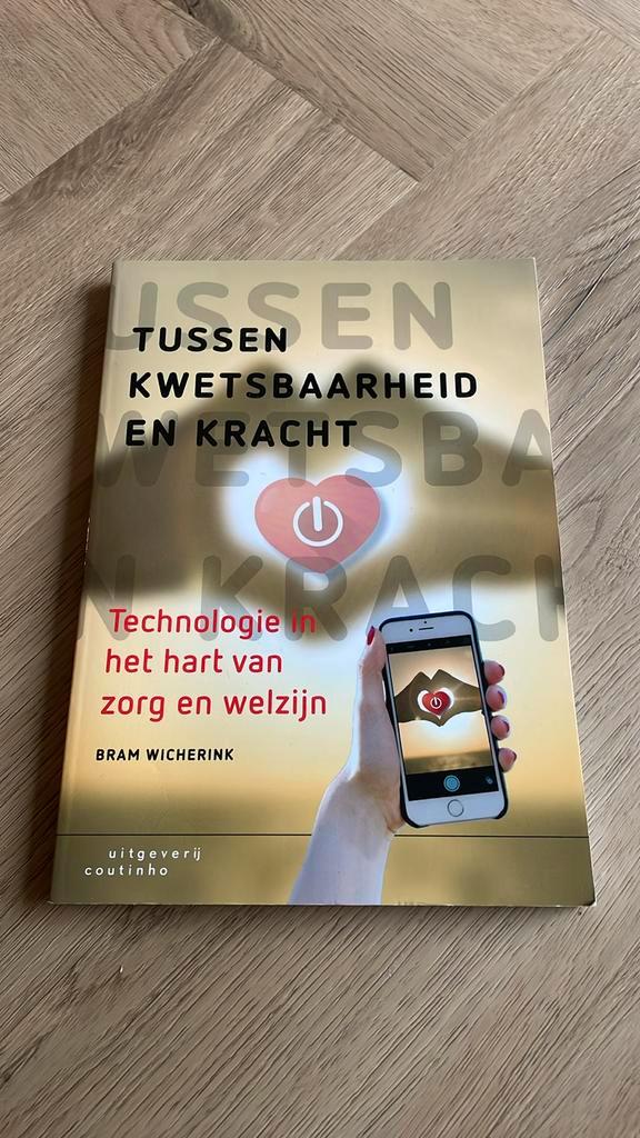 Bram Wicherink - Tussen kwetsbaarheid en kracht, Boeken, Wetenschap, Zo goed als nieuw, Sociale wetenschap, Ophalen of Verzenden