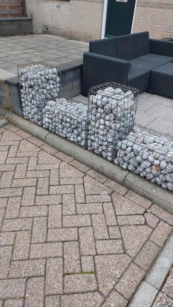 Grijs/witte sierkeien in korf. Beach pebbles genaamd, Tuin en Terras, Grind, Keien en Split, Ophalen of Verzenden