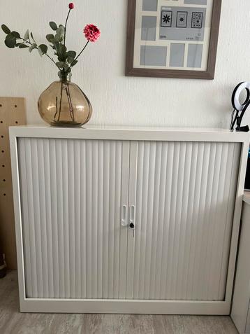Nette witte roldeur kast archiefkast beschikbaar voor biedingen
