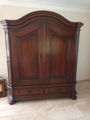 Grote kast beschikbaar voor biedingen