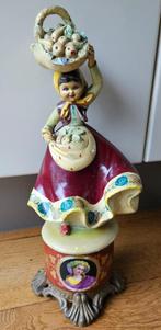 Vintage oud gips beeld met porseleinen voetstuk op messing, Verzamelen, Beelden en Beeldjes, Ophalen, Gebruikt, Mens
