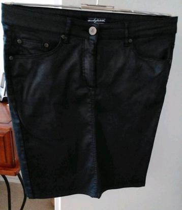 Nickjean donkerblauwe rok, maat 36/38, strak model, waxglans beschikbaar voor biedingen