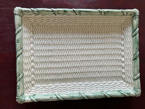 Majolica keramiek schaal geweven riet bamboe Frans?, Huis en Inrichting, Keuken | Servies, Gebruikt, Schaal of Schalen, Overige stijlen