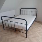Leuk stalen ledikant compleet met bodem en matras 140x200 cm, Zwart, Tweepersoons, Zo goed als nieuw, 200 cm