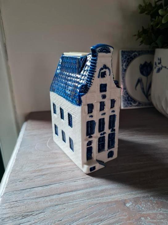 Delfts blauw spaarpot huisje 14x5,5x10, Verzamelen, Spaarpotten, Gebruikt, Overige thema's, Steen, Aardewerk of Keramiek, Ophalen
