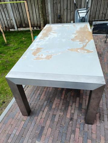 Eettafel beschikbaar voor biedingen