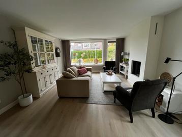 Inboedel woonkamer: bank, stoelen (fauteuil) , kast, tafel beschikbaar voor biedingen