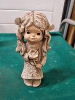 beeld meisje vintage met merkteken s, Verzamelen, Beelden en Beeldjes, Ophalen of Verzenden