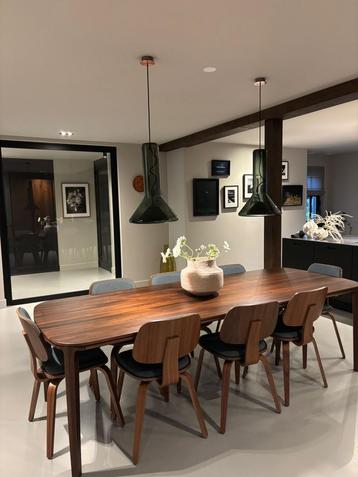 Sav & Okse | Tafel  (walnoot) + 8 stoelen (indigo bekleding) beschikbaar voor biedingen
