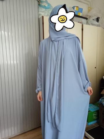 Nieuwe blauwe abaya met ingebouwde hijab beschikbaar voor biedingen