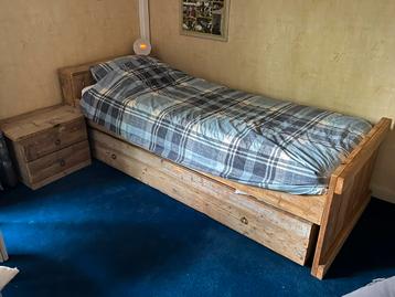 Steigerhouten bed beschikbaar voor biedingen