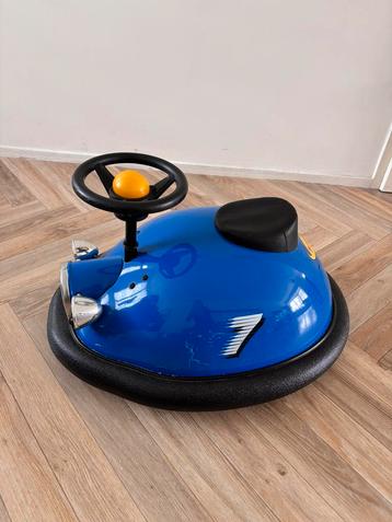 Retro botsauto loopwagen beschikbaar voor biedingen