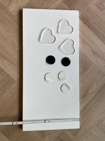 Witte magneetboard met magneetjes beschikbaar voor biedingen