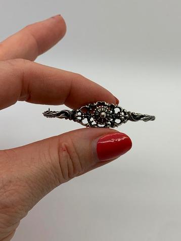 X323 Prachtige zilveren streekdracht broche beschikbaar voor biedingen