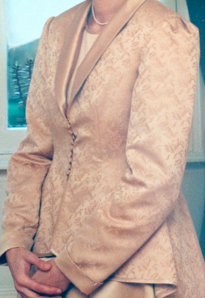 Trouwjurk met jasje, maat 36, lang met sleep, goudgeel, Kleding | Dames, Trouwkleding en Trouwaccessoires, Zo goed als nieuw, Trouwjurk