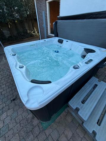 Jacuzzi arizona + cover beschikbaar voor biedingen