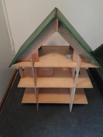 Houten poppenhuis beschikbaar voor biedingen