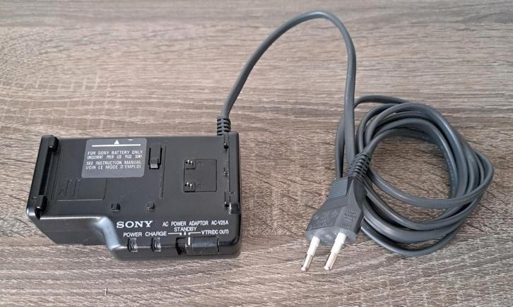 Sony AC Power adaptor - AC-V25A + 2 accu's  (gratis afhalen), Audio, Tv en Foto, Videocamera's Digitaal, Gebruikt, Overige merken