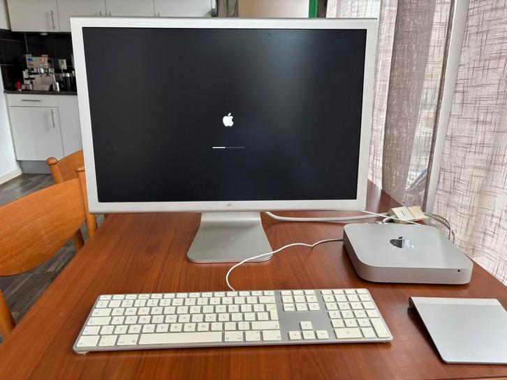 Apple Mac Mini 2012 & Cinema Display + trackpad & keyboard, Computers en Software, Apple Desktops, Zo goed als nieuw, Mac Mini